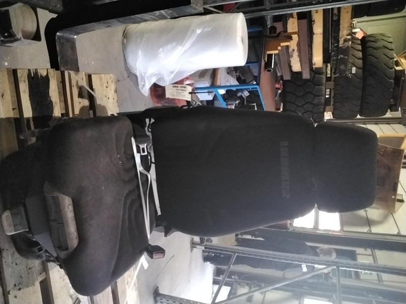 Liebherr Operators Seat - Ülés: 2 kép. Liebherr Operators Seat - Ülés: 2 kép.