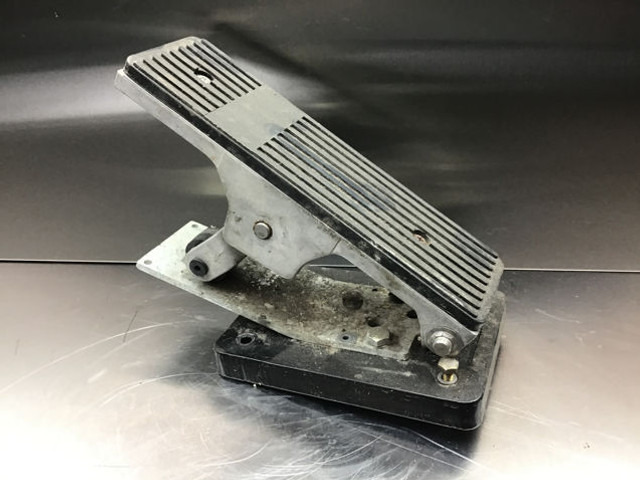 Liebherr Pedal - Pedál: 1 kép. Liebherr Pedal - Pedál: 1 kép.
