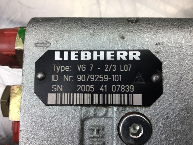 Liebherr Pilot Control Unit - Pedál: 3 kép. Liebherr Pilot Control Unit - Pedál: 3 kép.