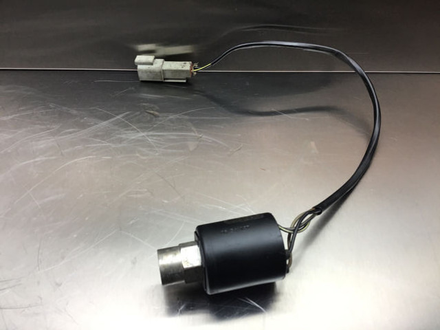 Liebherr Pressure Switch - Érzékelő: 1 kép. Liebherr Pressure Switch - Érzékelő: 1 kép.