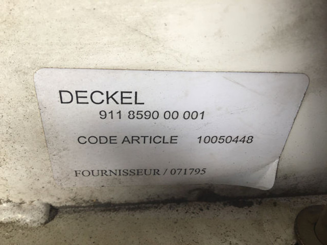 Liebherr R924 COMPACT - Motorháztető: 4 kép. Liebherr R924 COMPACT - Motorháztető: 4 kép.