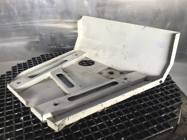 Liebherr R924 COMPACT - Motorháztető: 5 kép. Liebherr R924 COMPACT - Motorháztető: 5 kép.