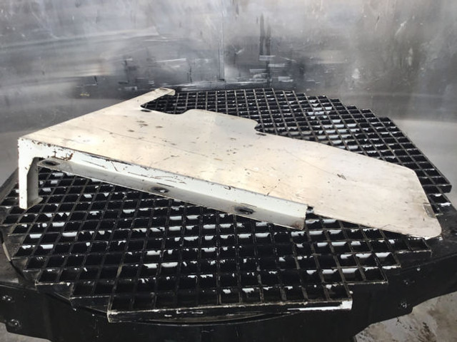 Liebherr R924 COMPACT - Motorháztető: 2 kép. Liebherr R924 COMPACT - Motorháztető: 2 kép.