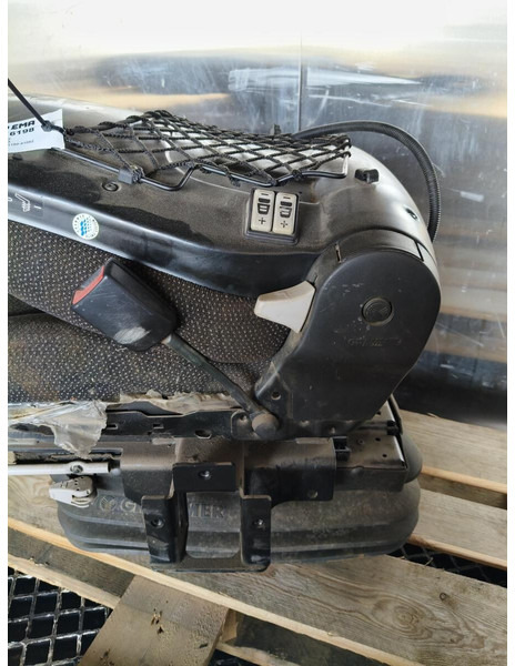 Liebherr R926 COMP - Ülés: 2 kép. Liebherr R926 COMP - Ülés: 2 kép.