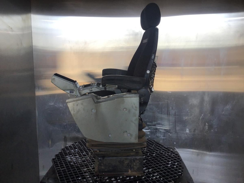 Liebherr R926 COMP / R946 LC / R946 LC-V - Ülés: 3 kép. Liebherr R926 COMP / R946 LC / R946 LC-V - Ülés: 3 kép.