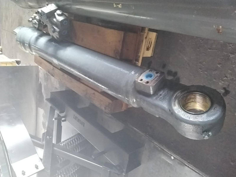 Liebherr R946 LC / R946 LC - Hidraulikus henger: 2 kép. Liebherr R946 LC / R946 LC - Hidraulikus henger: 2 kép.