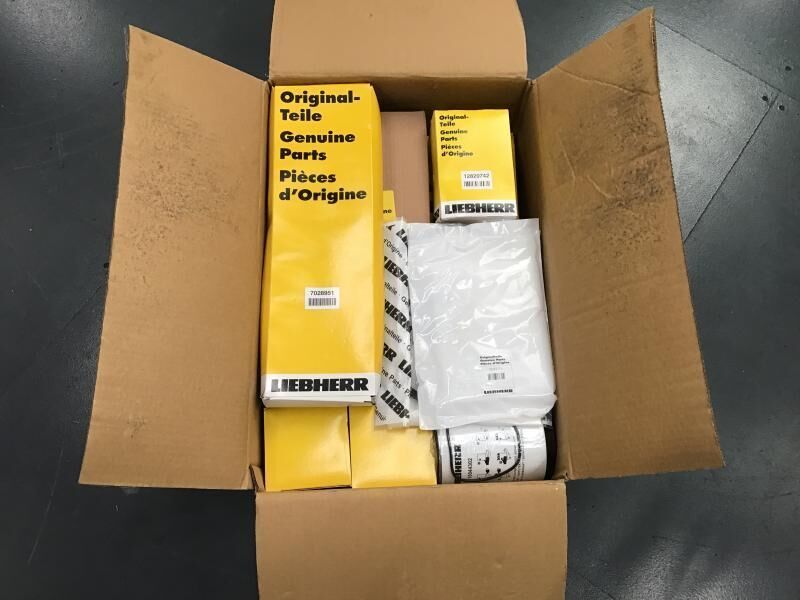 Liebherr Service Kit 1000 hours R906/R916/R926 - Üzemanyagszűrő: 2 kép. Liebherr Service Kit 1000 hours R906/R916/R926 - Üzemanyagszűrő: 2 kép.