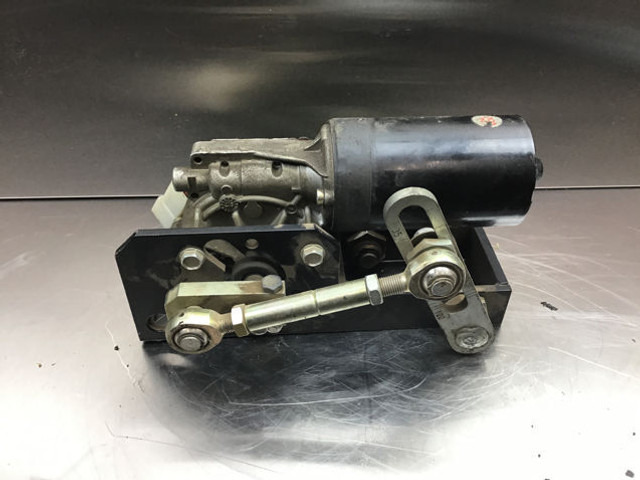 Liebherr Wiper Motor - Ablaktörlő: 2 kép. Liebherr Wiper Motor - Ablaktörlő: 2 kép.