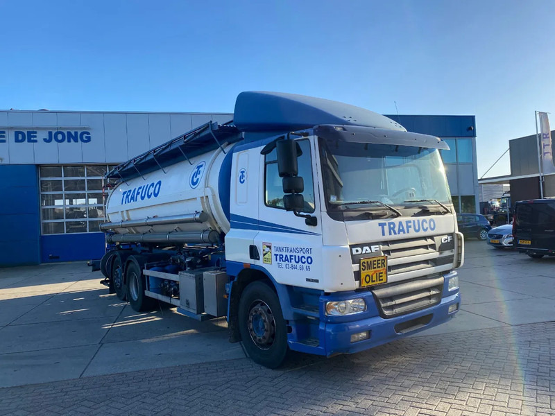 DAF CF 75.310 / Manual / 16000 LT / 5 Compartments / ADR / Euro 3 - Tartályos teherautó: 3 kép. DAF CF 75.310 / Manual / 16000 LT / 5 Compartments / ADR / Euro 3 - Tartályos teherautó: 3 kép.