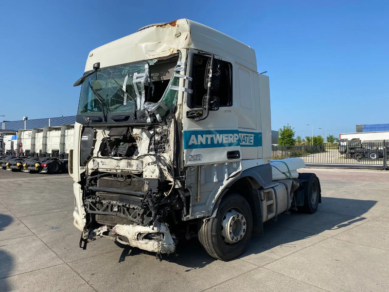 DAF XF 106.460 SC / Damaged / Stand Airco - Nyergesvontató: 3 kép. DAF XF 106.460 SC / Damaged / Stand Airco - Nyergesvontató: 3 kép.