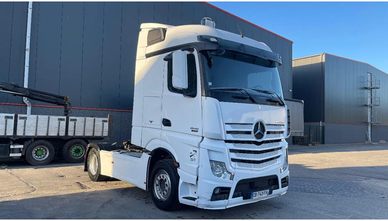 Mercedes-Benz Actros 1945 - Nyergesvontató: 3 kép. Mercedes-Benz Actros 1945 - Nyergesvontató: 3 kép.