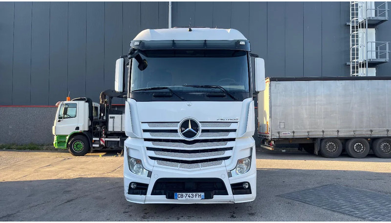 Mercedes-Benz Actros 1945 - Nyergesvontató: 2 kép. Mercedes-Benz Actros 1945 - Nyergesvontató: 2 kép.