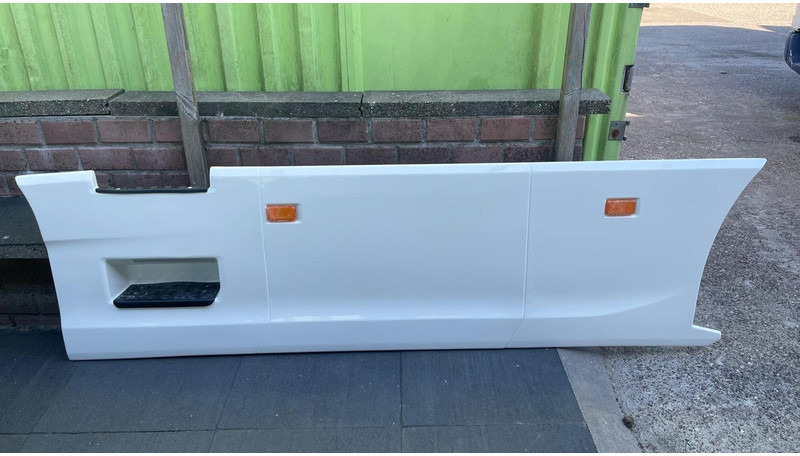 Scania Side Skirt Scania zijskirts - Légterelő - Teherautó: 1 kép. Scania Side Skirt Scania zijskirts - Légterelő - Teherautó: 1 kép.