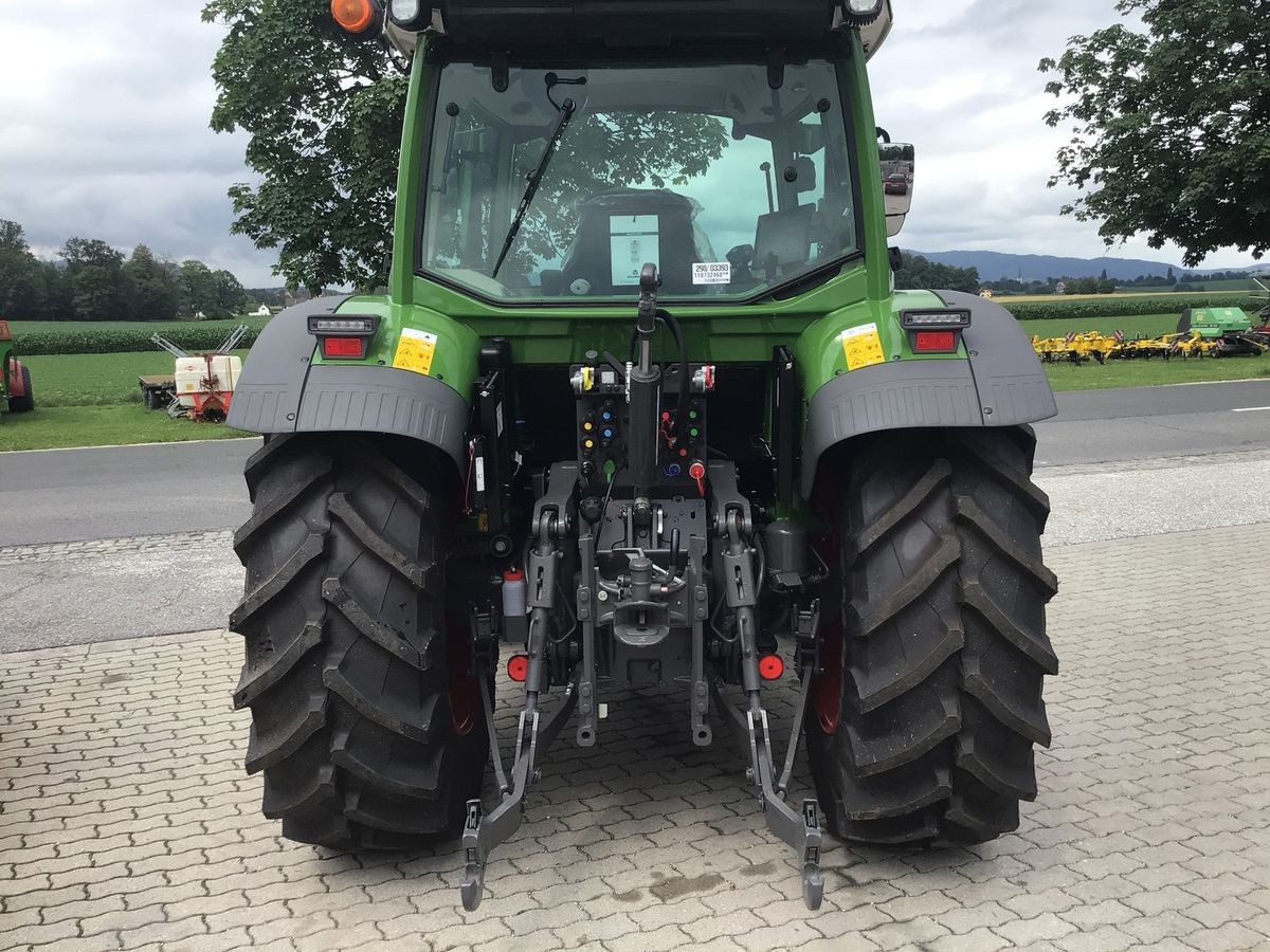 Fendt 211 Vario (FendtONE) - Traktor: 4 kép. Fendt 211 Vario (FendtONE) - Traktor: 4 kép.