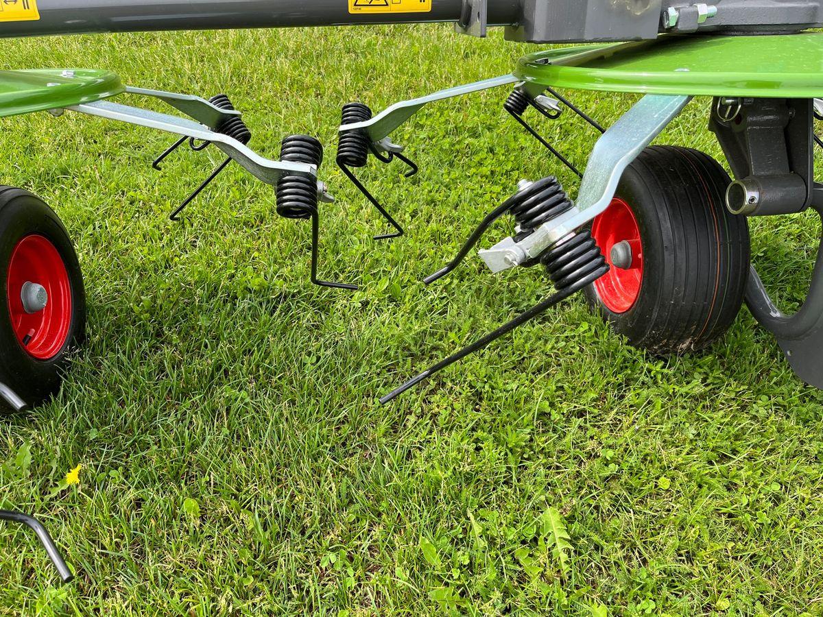 Fendt Lotus 770 - Szénaforgató: 3 kép. Fendt Lotus 770 - Szénaforgató: 3 kép.