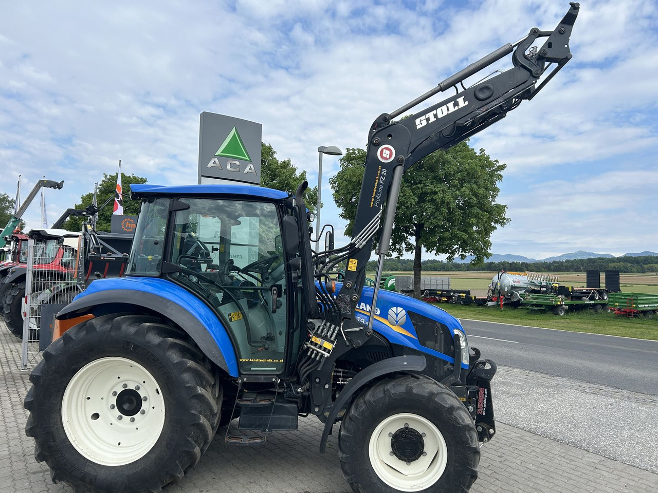 New Holland T4.105 - Traktor: 2 kép. New Holland T4.105 - Traktor: 2 kép.