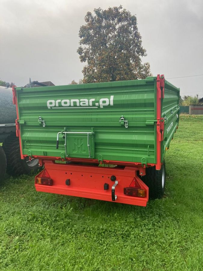 Pronar T671 - Mezőgazdasági billenőpótkocsi: 3 kép. Pronar T671 - Mezőgazdasági billenőpótkocsi: 3 kép.