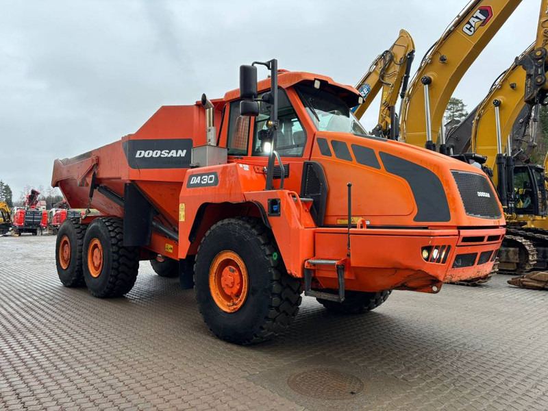 Doosan DA 30 - Csuklós dömper: 2 kép. Doosan DA 30 - Csuklós dömper: 2 kép.