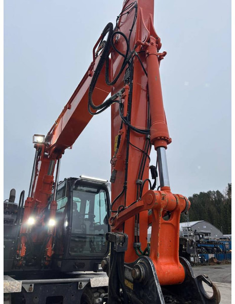Gumikerekes kotró Hitachi ZX 145 W-6: 15 kép. Gumikerekes kotró Hitachi ZX 145 W-6: 15 kép.