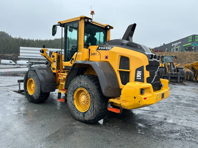 SOLD ! Volvo L 90 H - Gumikerekes homlokrakodó: 3 kép. SOLD ! Volvo L 90 H - Gumikerekes homlokrakodó: 3 kép.