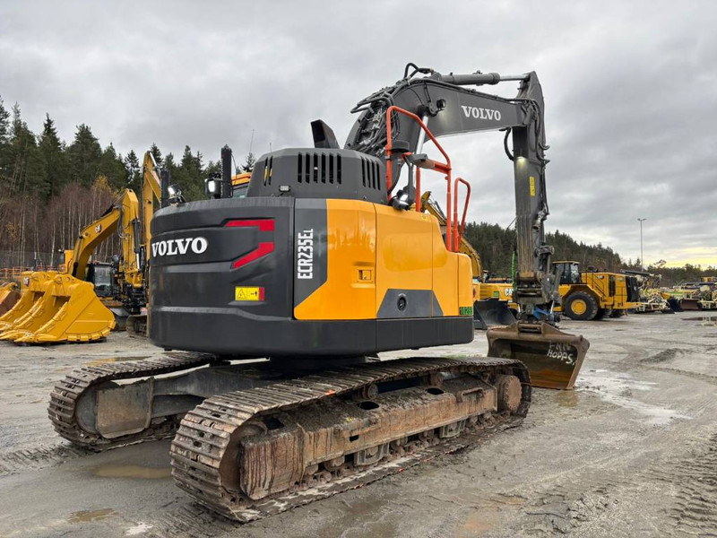 Volvo ECR 235 E - Lánctalpas kotró: 3 kép. Volvo ECR 235 E - Lánctalpas kotró: 3 kép.
