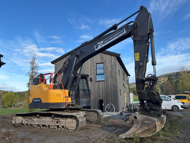 Volvo ECR 235 EL - Lánctalpas kotró: 2 kép. Volvo ECR 235 EL - Lánctalpas kotró: 2 kép.