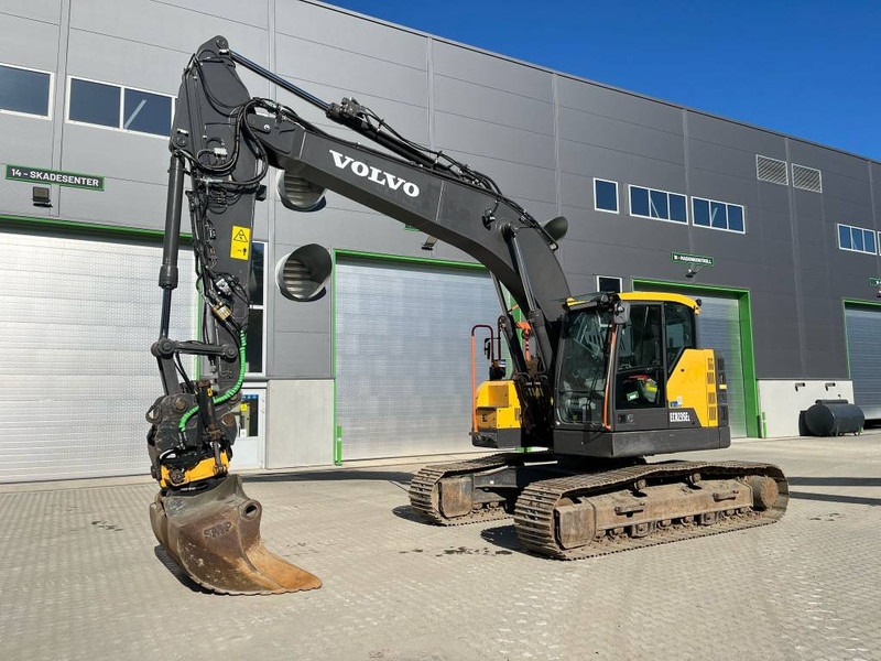Volvo ECR 235 EL - Lánctalpas kotró: 1 kép. Volvo ECR 235 EL - Lánctalpas kotró: 1 kép.