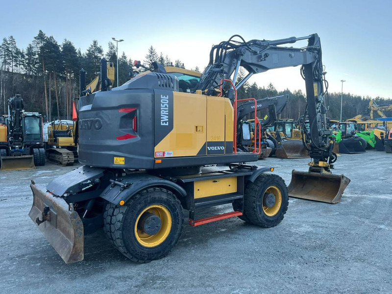 Volvo EWR 150 E - Gumikerekes kotró: 4 kép. Volvo EWR 150 E - Gumikerekes kotró: 4 kép.