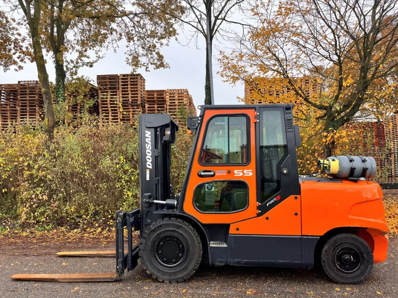 Doosan G55C-5 1593 HOURS - Gázüzemű targonca: 2 kép. Doosan G55C-5 1593 HOURS - Gázüzemű targonca: 2 kép.