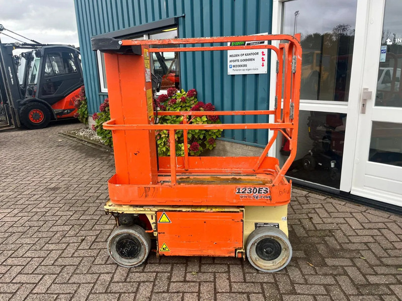 JLG 1230ES - Teleszkópos emelő: 3 kép. JLG 1230ES - Teleszkópos emelő: 3 kép.