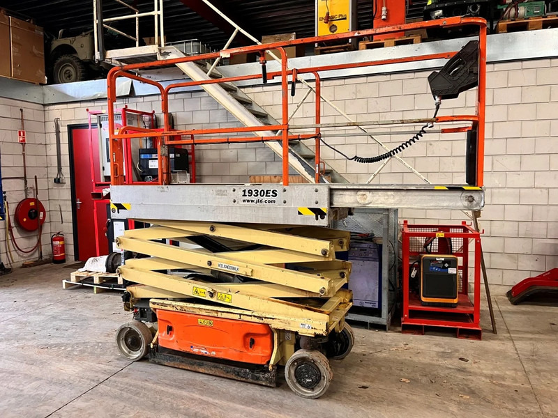 JLG 1930ES - Ollós emelő: 4 kép. JLG 1930ES - Ollós emelő: 4 kép.