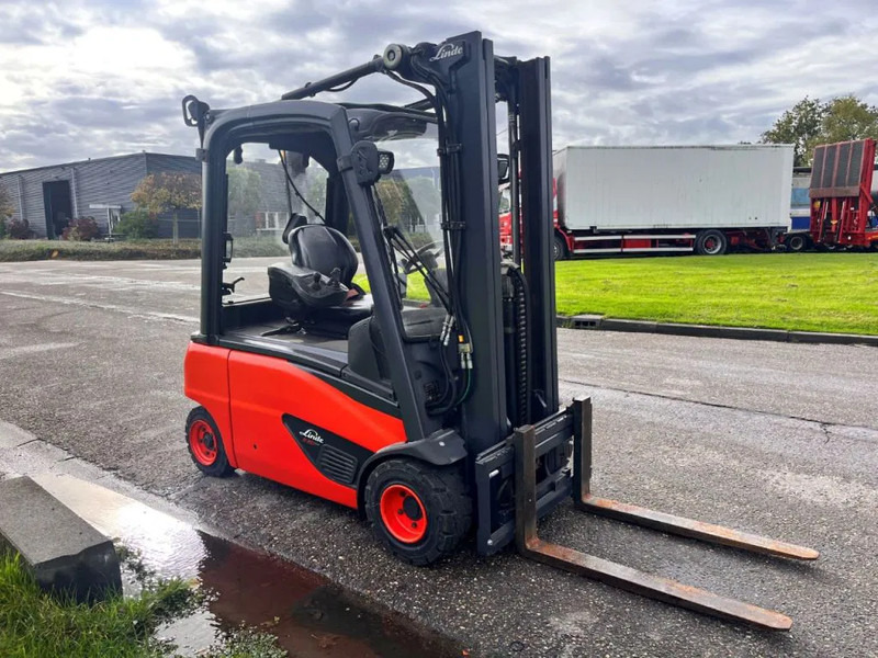 Linde E20PL-02 - Elektromos targonca: 2 kép. Linde E20PL-02 - Elektromos targonca: 2 kép.