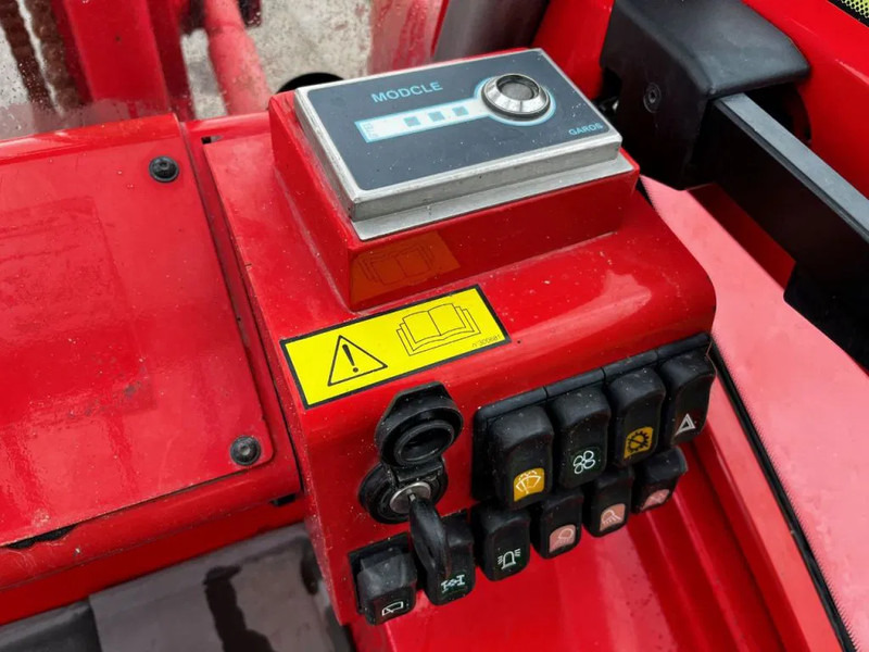 Terepjáró képességű targoncá Manitou M30-4 4X4: 14 kép.