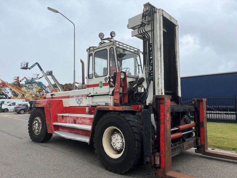 Svetruck 25 120 45 - Dízel targonca: 3 kép. Svetruck 25 120 45 - Dízel targonca: 3 kép.