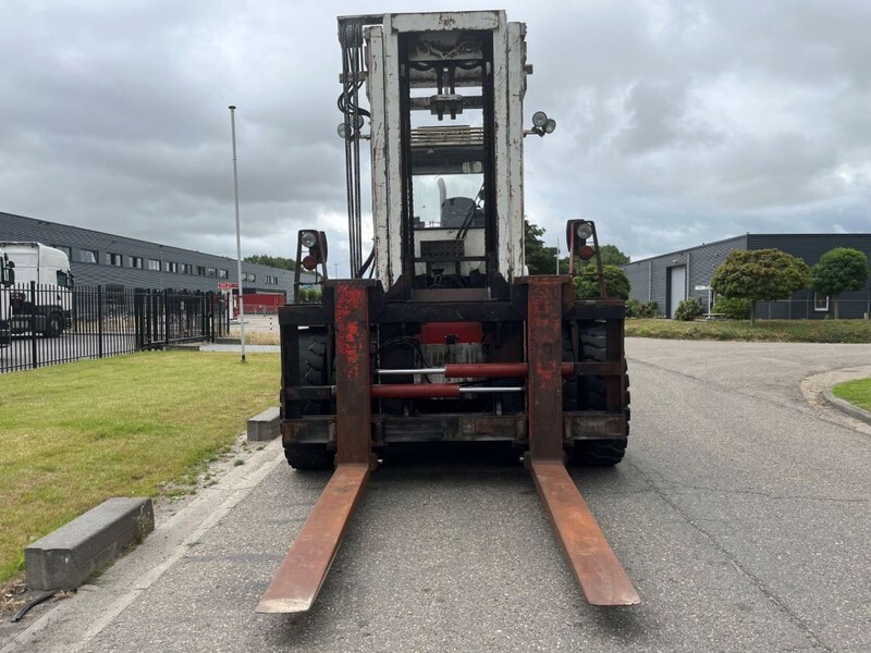 Svetruck 25 120 45 - Dízel targonca: 4 kép. Svetruck 25 120 45 - Dízel targonca: 4 kép.