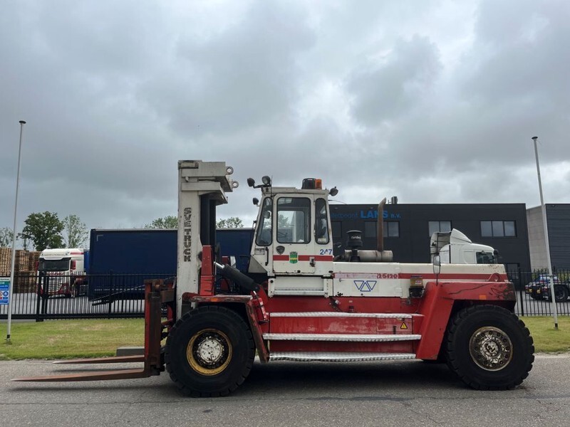 Svetruck 25 120 45 - Dízel targonca: 2 kép. Svetruck 25 120 45 - Dízel targonca: 2 kép.