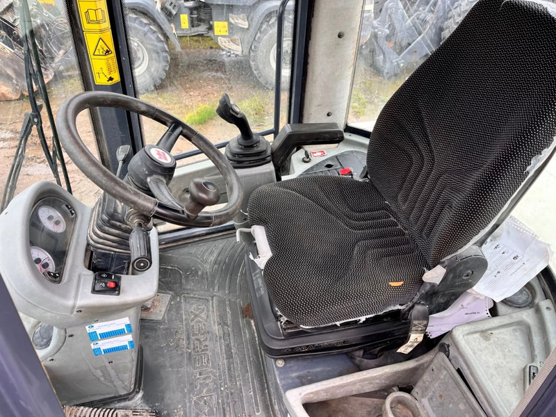 Terex Schaeff TL80 - Gumikerekes homlokrakodó: 4 kép. Terex Schaeff TL80 - Gumikerekes homlokrakodó: 4 kép.