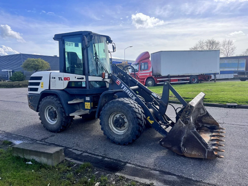 Terex TL80 - Gumikerekes homlokrakodó: 3 kép. Terex TL80 - Gumikerekes homlokrakodó: 3 kép.