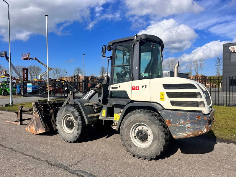Terex TL80 - Gumikerekes homlokrakodó: 4 kép. Terex TL80 - Gumikerekes homlokrakodó: 4 kép.
