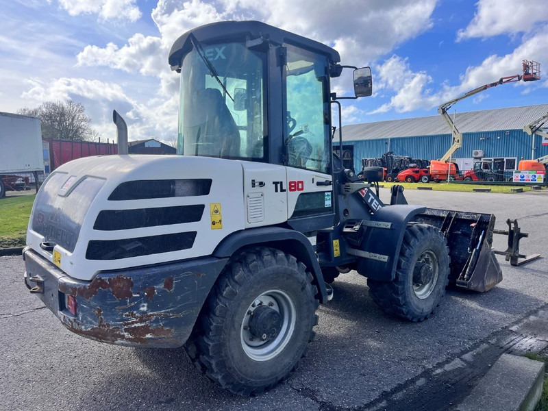 Terex TL80 - Gumikerekes homlokrakodó: 5 kép. Terex TL80 - Gumikerekes homlokrakodó: 5 kép.