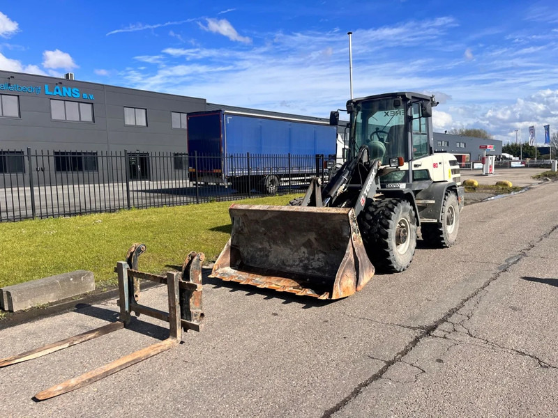 Terex TL80 - Gumikerekes homlokrakodó: 2 kép. Terex TL80 - Gumikerekes homlokrakodó: 2 kép.