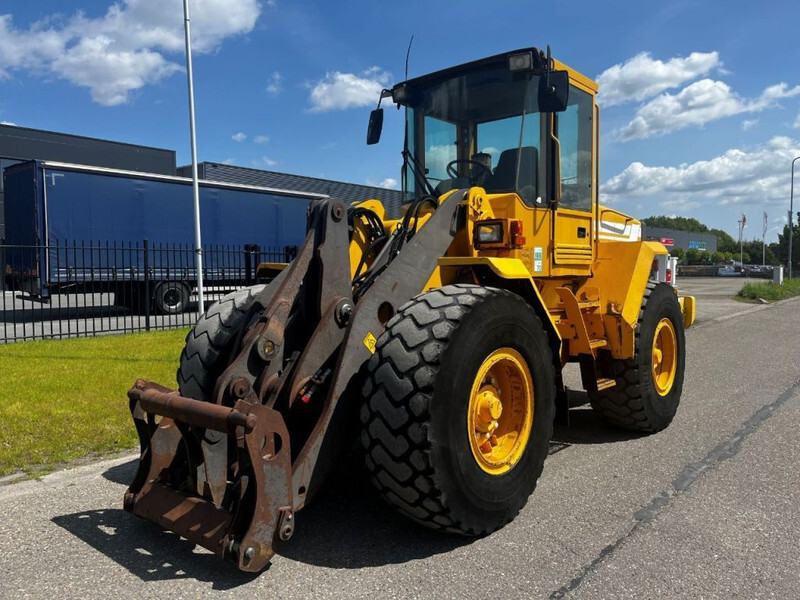 Volvo L70C - Gumikerekes homlokrakodó: 3 kép. Volvo L70C - Gumikerekes homlokrakodó: 3 kép.