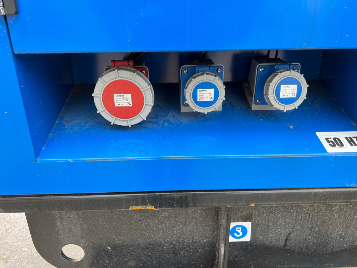 Andere Marke Field Energy 140KVA/110KVA - Áramfejlesztő: 2 kép. Andere Marke Field Energy 140KVA/110KVA - Áramfejlesztő: 2 kép.