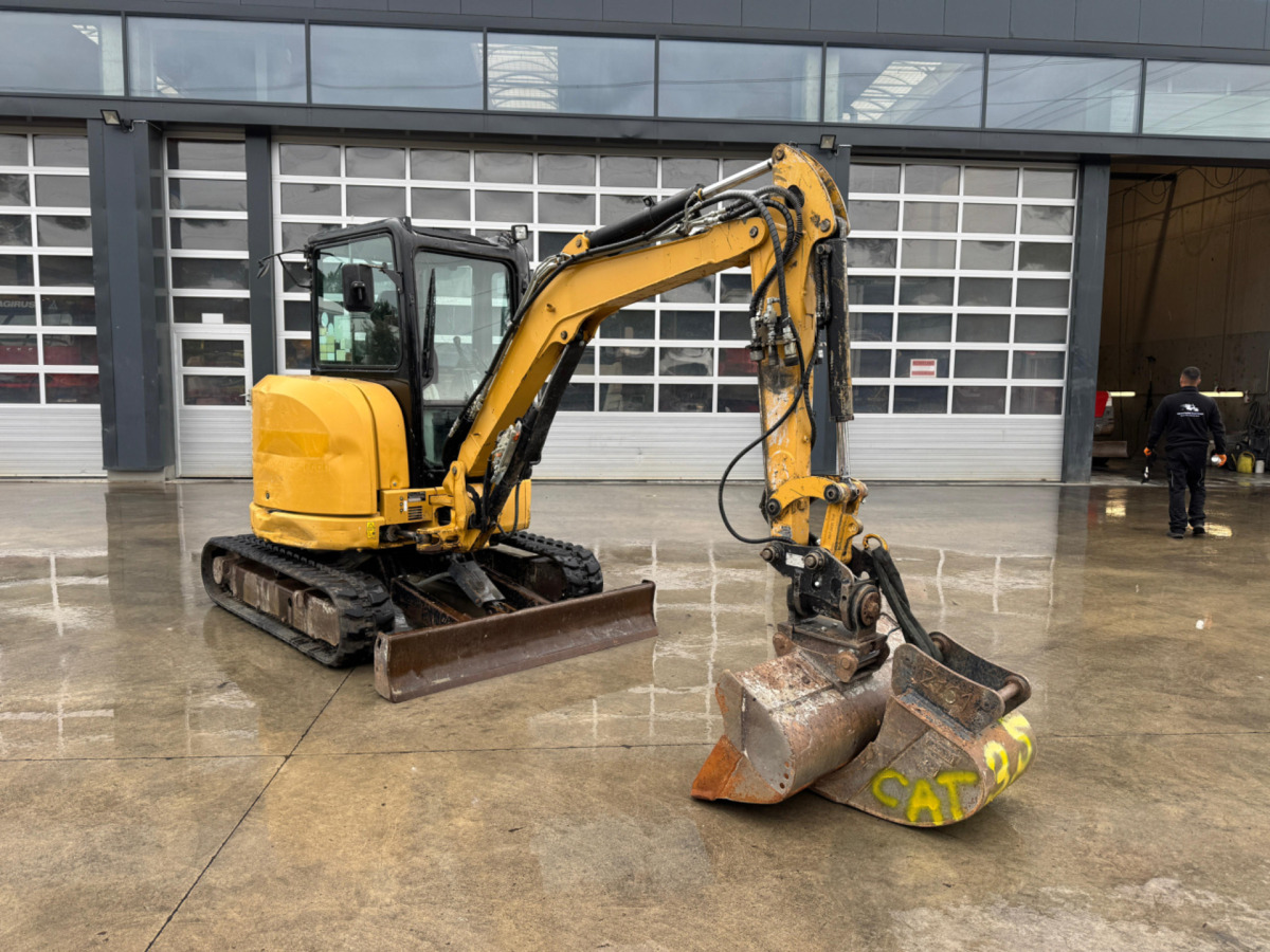 CATERPILLAR 303.5 E Powertilt - Lánctalpas kotró: 2 kép. CATERPILLAR 303.5 E Powertilt - Lánctalpas kotró: 2 kép.