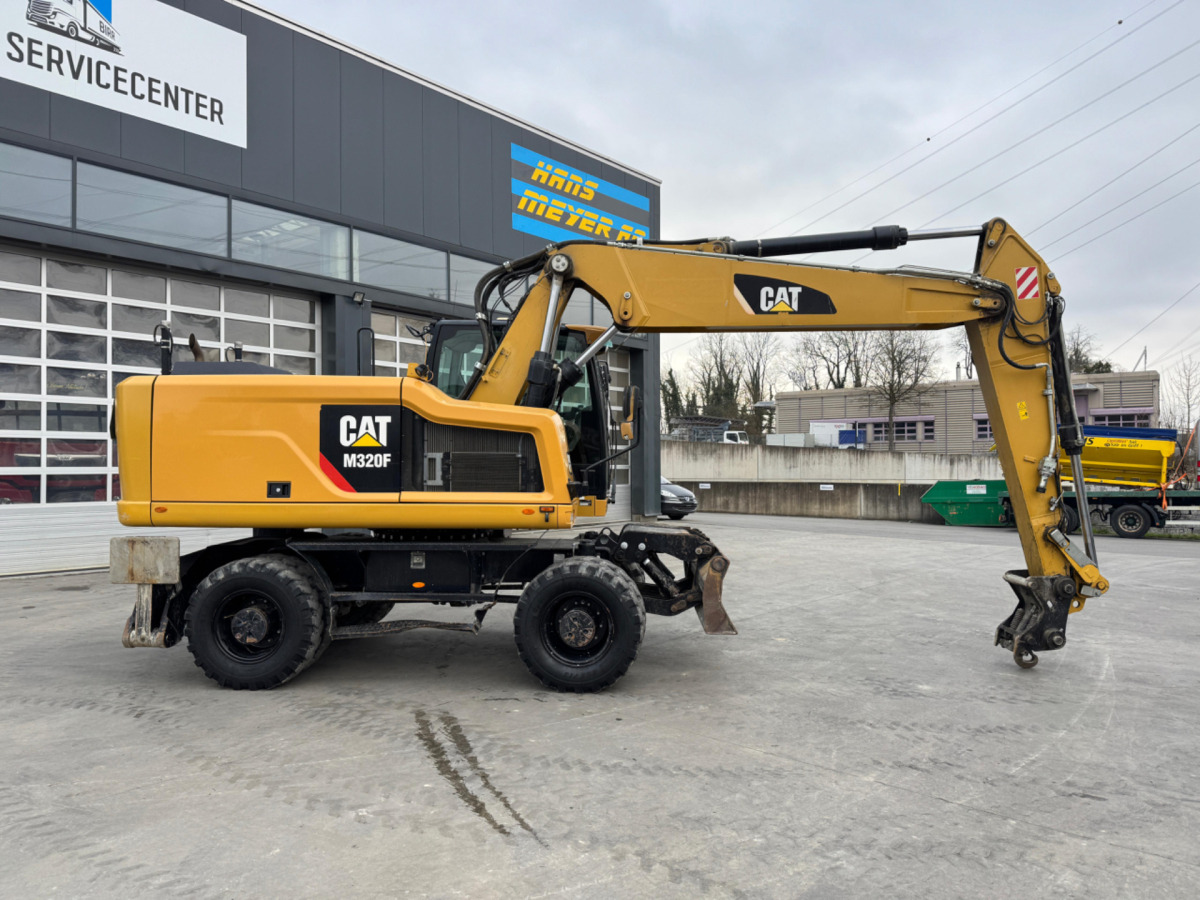 CATERPILLAR M320F Oilquick - Gumikerekes kotró: 3 kép. CATERPILLAR M320F Oilquick - Gumikerekes kotró: 3 kép.