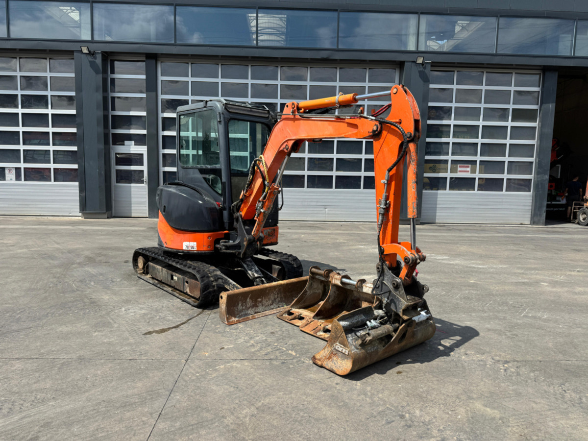 HITACHI Zaxis 30U-2 CSR - Lánctalpas kotró: 2 kép. HITACHI Zaxis 30U-2 CSR - Lánctalpas kotró: 2 kép.