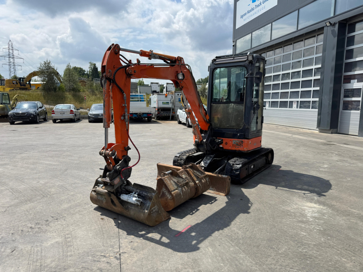 HITACHI Zaxis 30U-2 CSR - Lánctalpas kotró: 1 kép. HITACHI Zaxis 30U-2 CSR - Lánctalpas kotró: 1 kép.