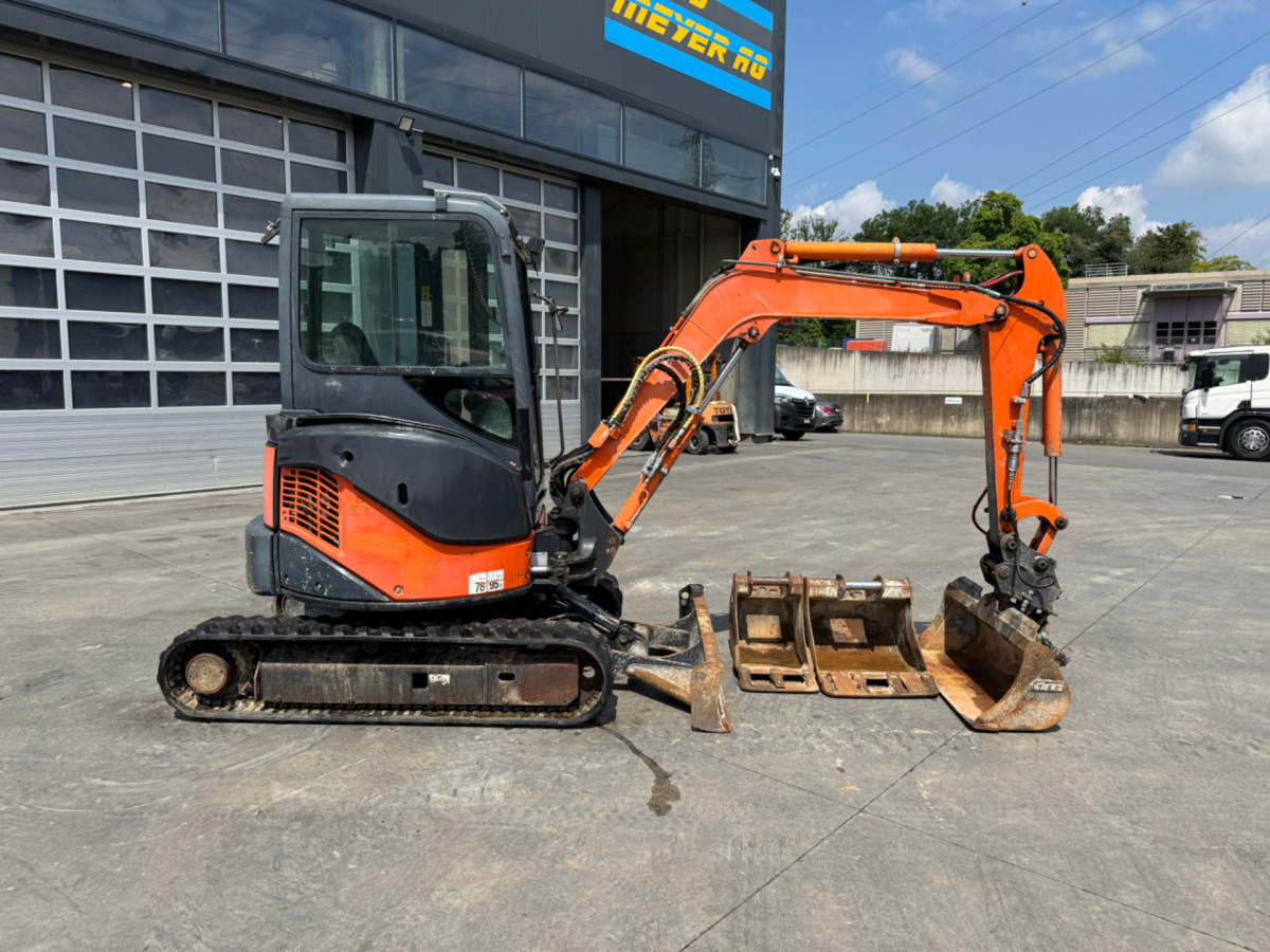 HITACHI Zaxis 30U-2 CSR - Lánctalpas kotró: 3 kép. HITACHI Zaxis 30U-2 CSR - Lánctalpas kotró: 3 kép.