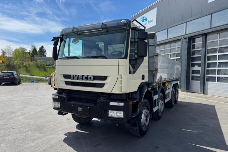 Iveco Trakker 450 8x4 - Billenőplatós teherautó: 2 kép. Iveco Trakker 450 8x4 - Billenőplatós teherautó: 2 kép.