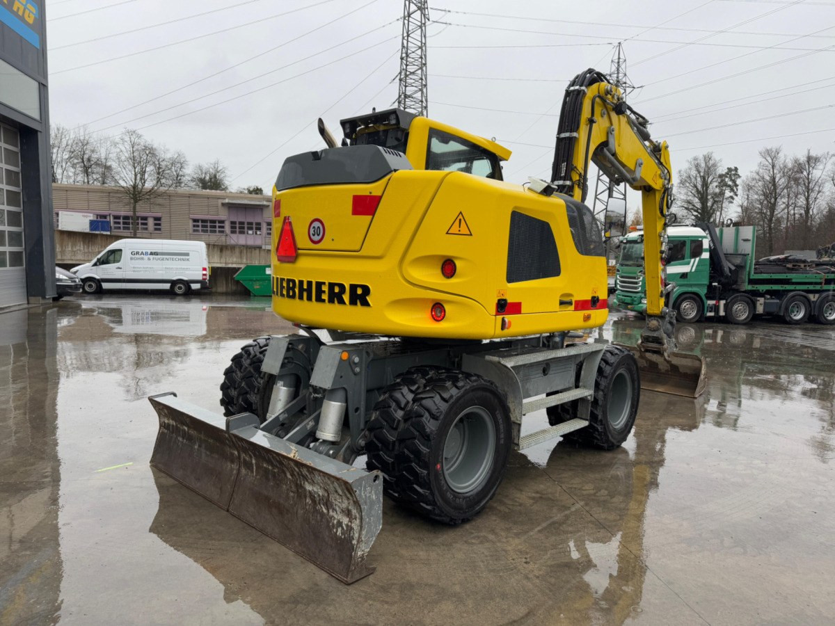 LIEBHERR 910 Compact Litronic Powertilt - Gumikerekes kotró: 4 kép. LIEBHERR 910 Compact Litronic Powertilt - Gumikerekes kotró: 4 kép.